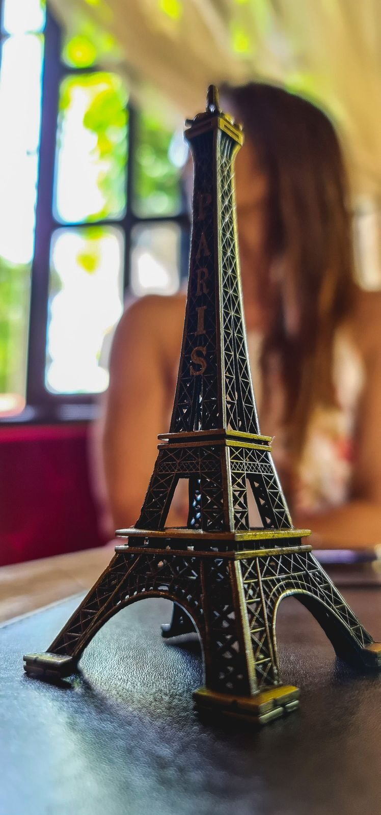 Miniatura da Torre Eiffel sobre a mesa