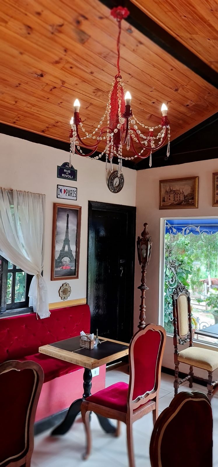 Salão com lustre de cristal e detalhes parisienses