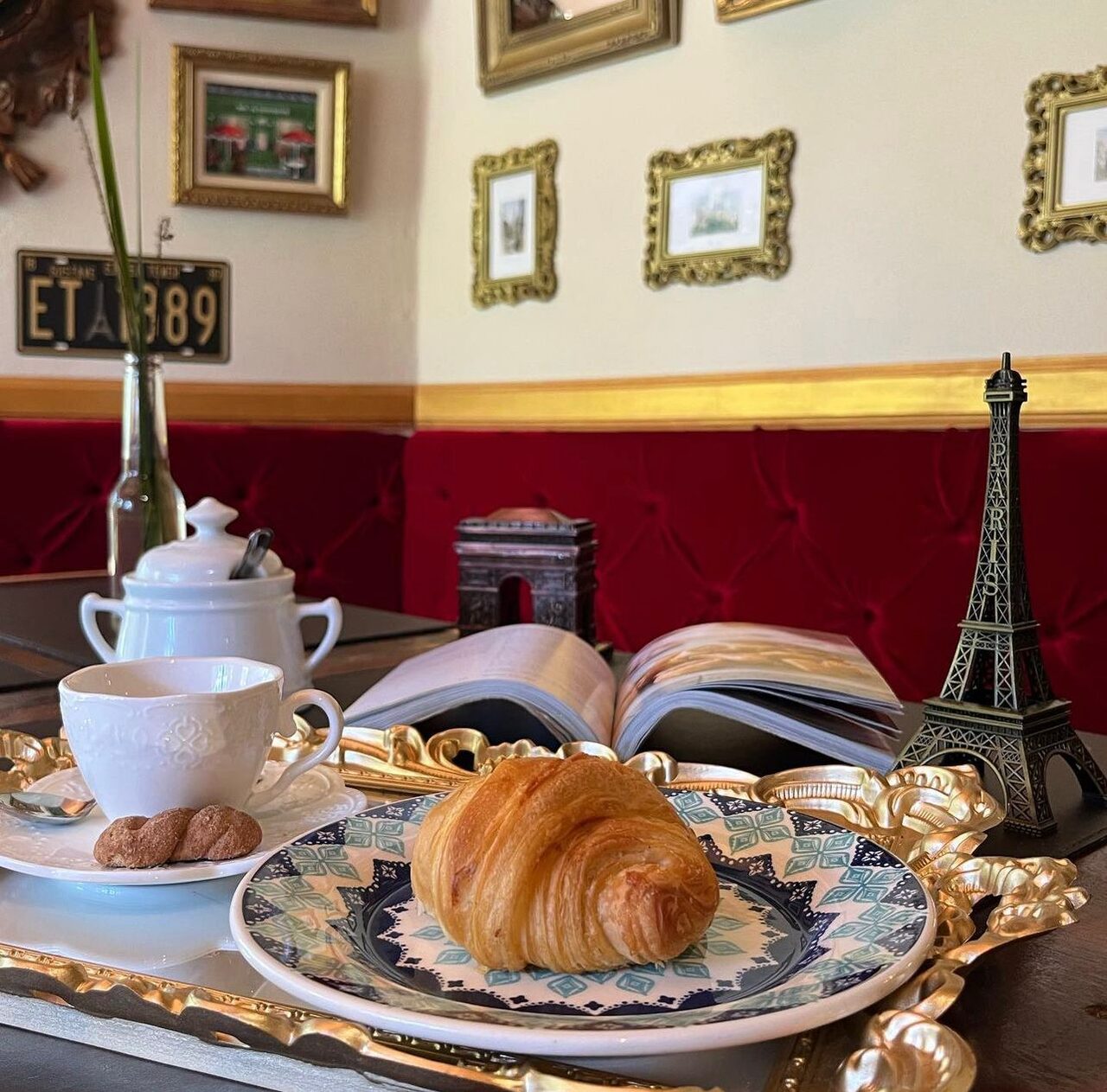 Croissants, pain au chocolat e macarons sobre mármore