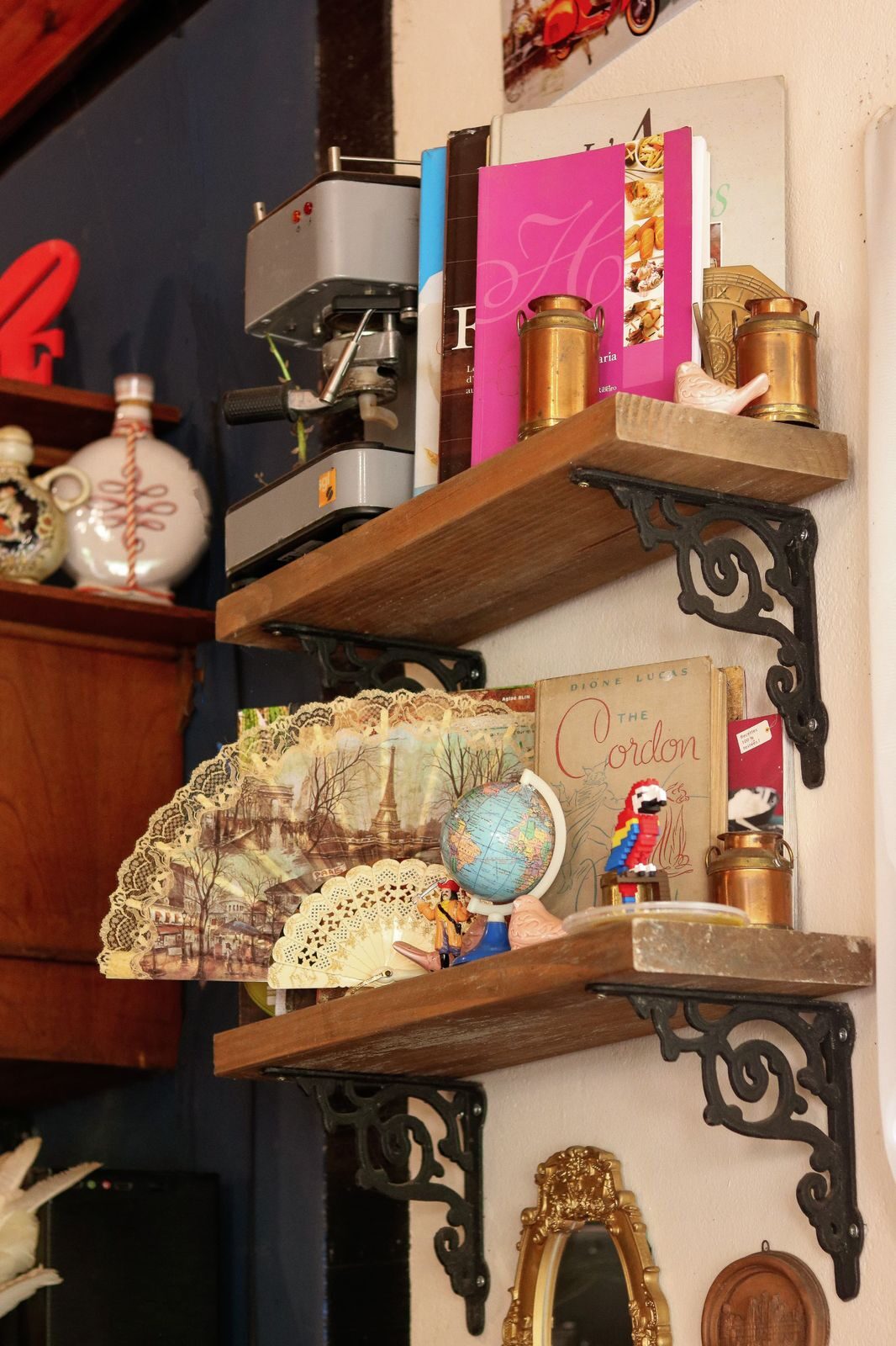Prateleira com livros de cozinha e antiguidades