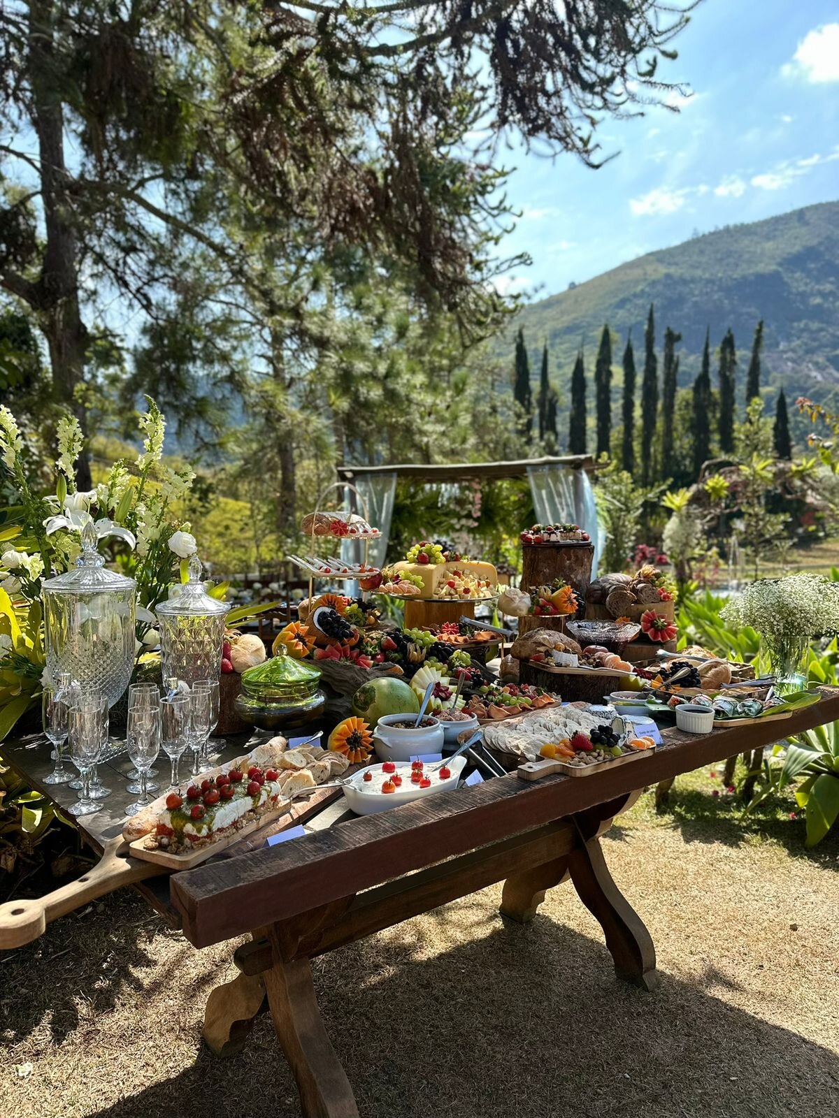 Mesa de gastronomia ao ar livre com vista da serra