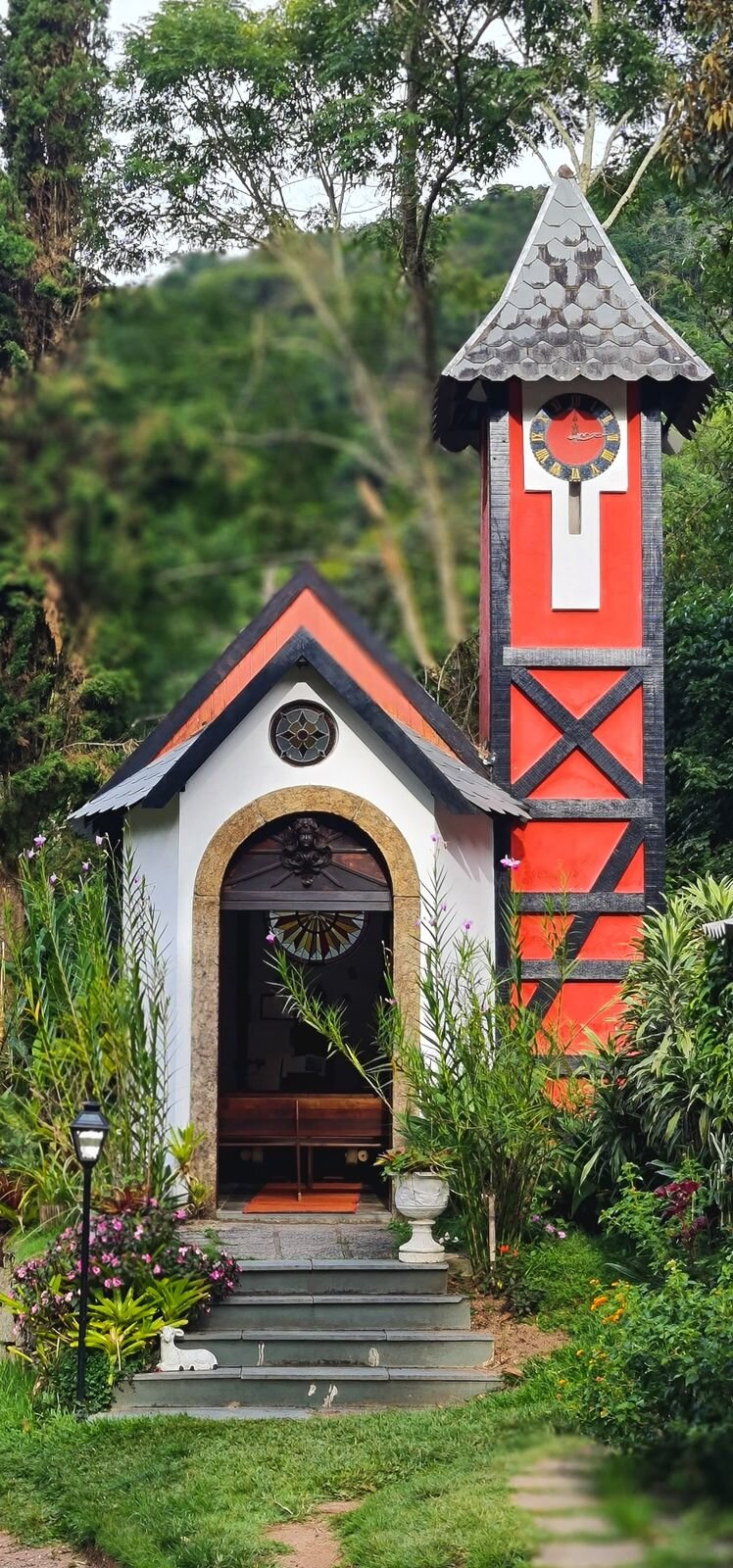 Mini capela com torre do relógio