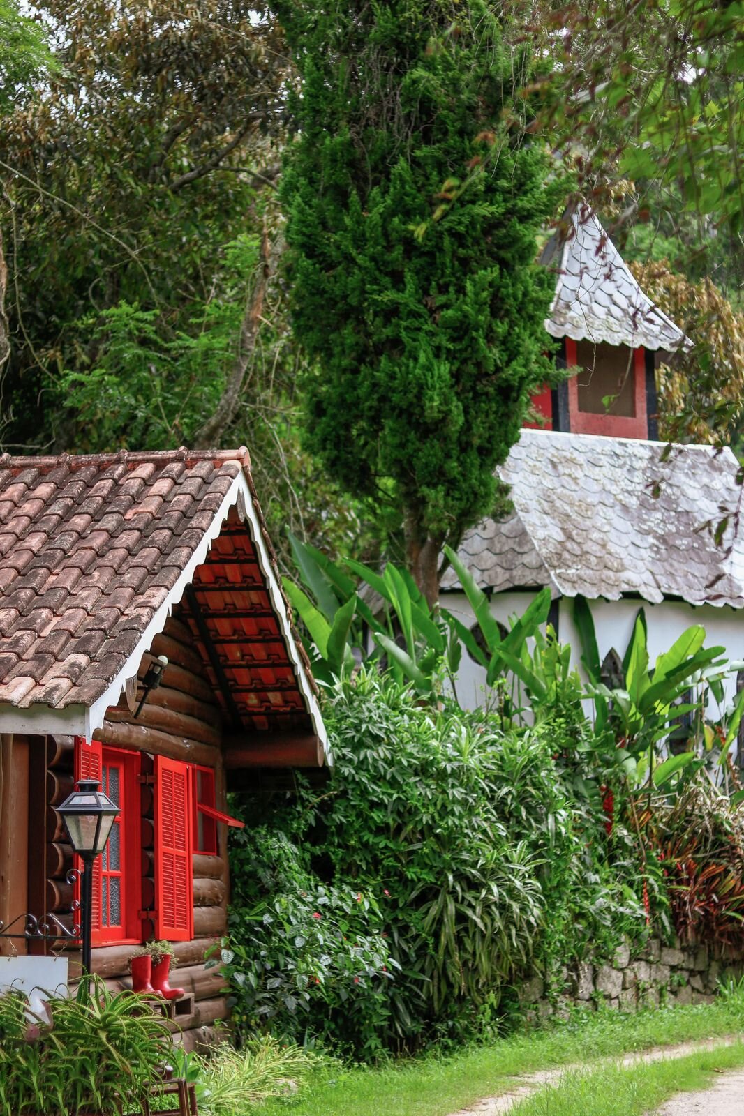 Chalés de madeira no caminho da fazenda