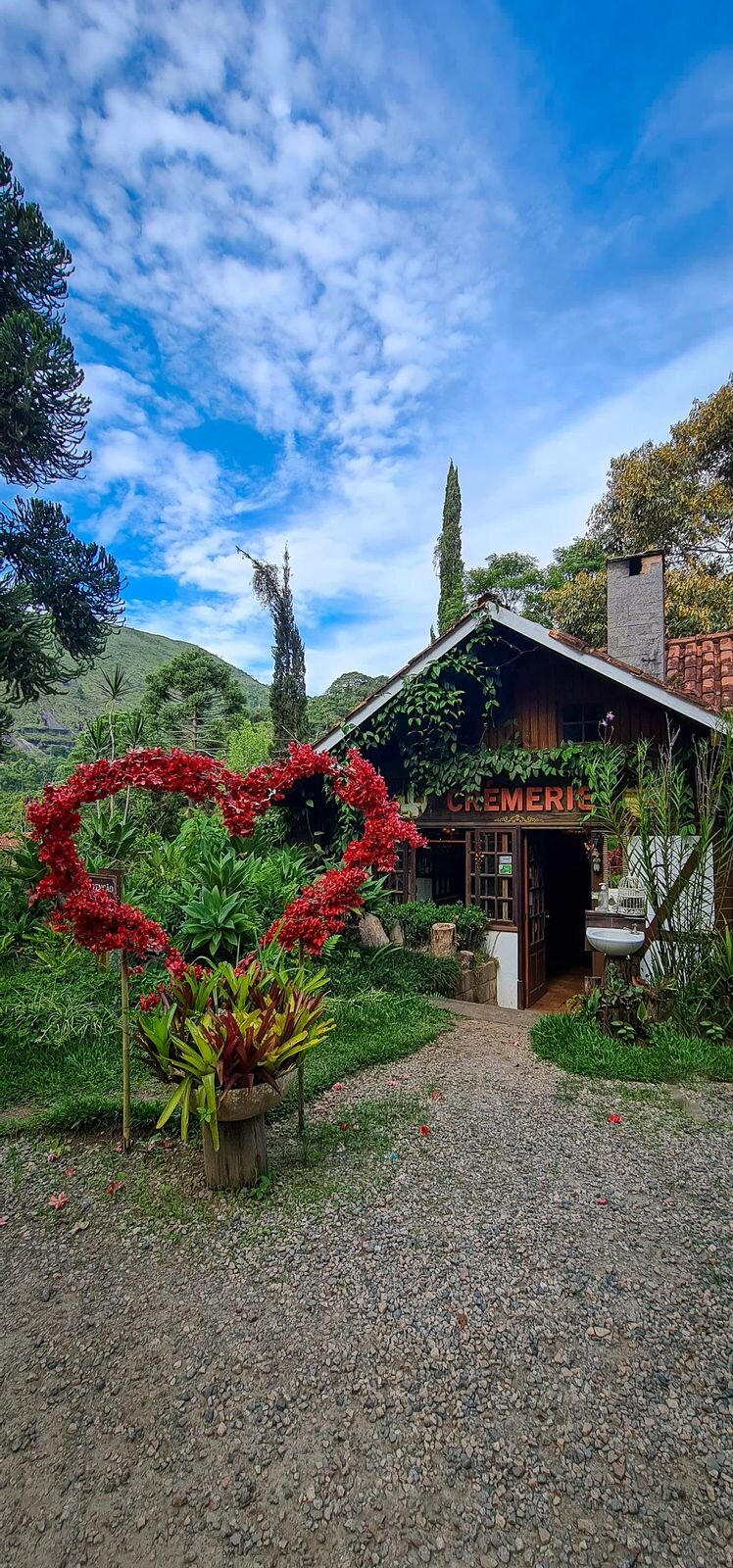 Moldura coração florido em frente à Cremerie