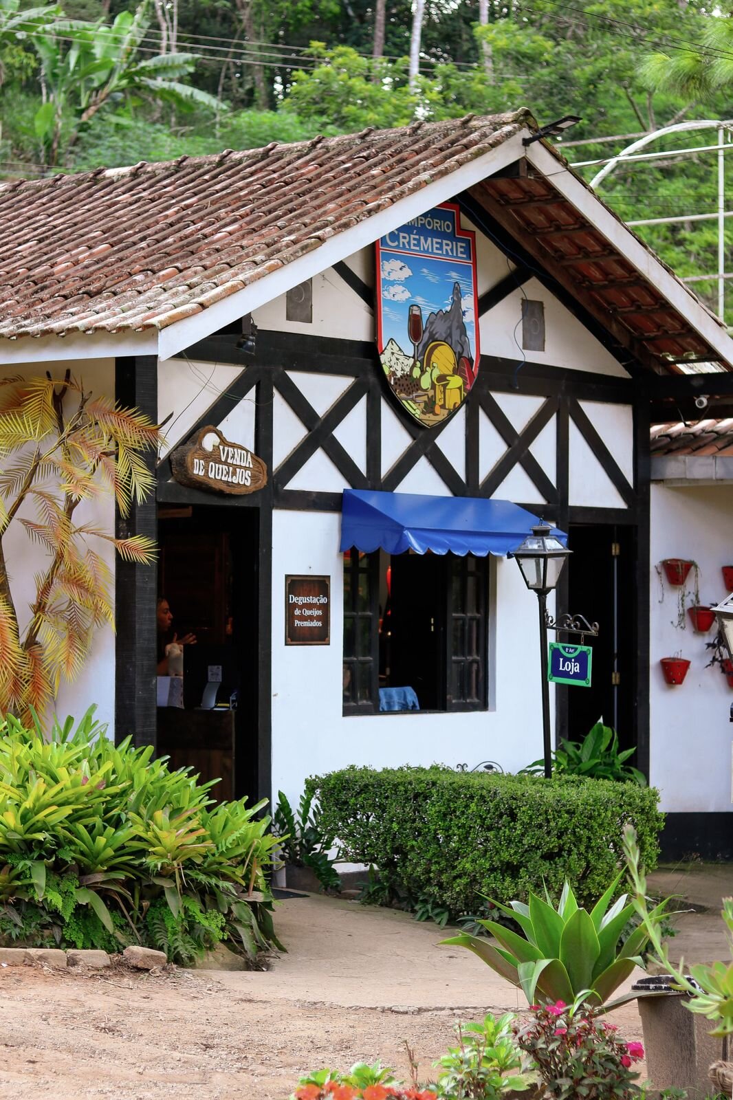 Empório Cremerie com brasão e venda de queijos