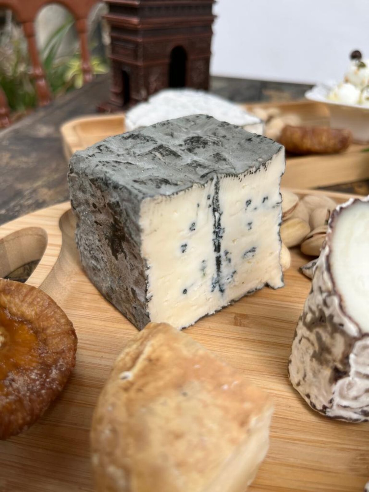 Produção artesanal de queijos na fazenda