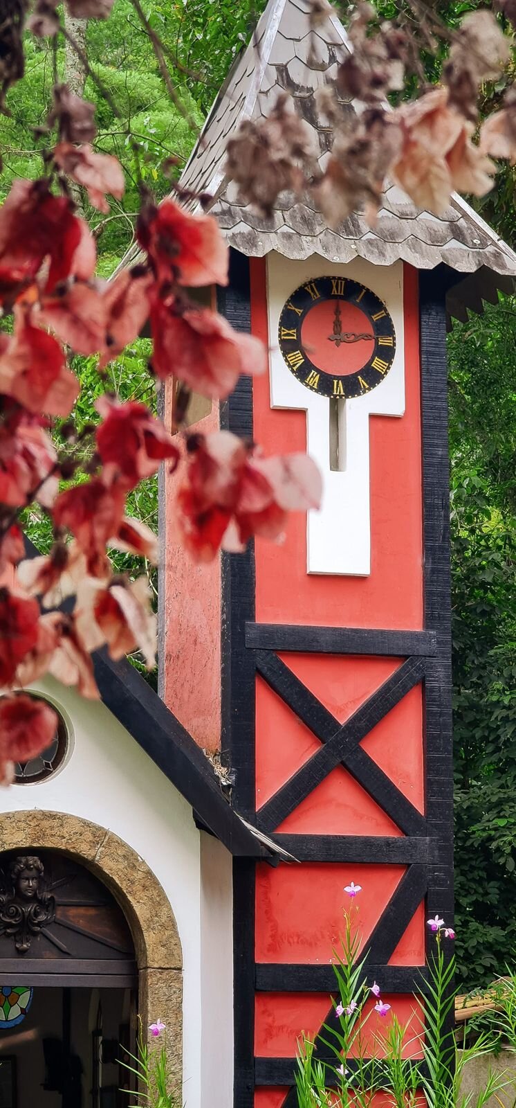 Detalhe da torre do relógio com folhagem