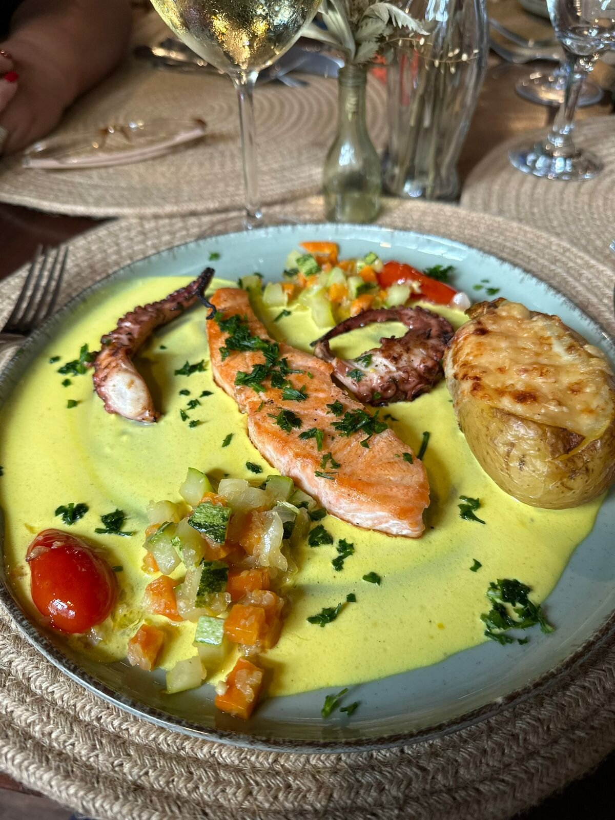 Salmão e polvo ao molho de açafrão